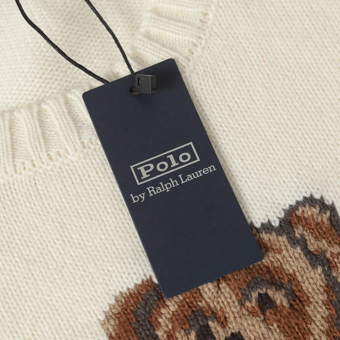 P470 [Wool] Original high-end quality Ralph lauren pol* 2026 early spring latest series! New Year's limited edition bear embroidered sweater, wool blend, soft and comfortable, super warm in autumn and winter! The little bear is wearing a red buttoned jacket and holding a red envelope. It is full of details and full of festive atmosphere. The classic round neck design is casual and versatile, and can be easily worn by both men and women. It is suitable for holiday gifts or daily wear. Exquisite craftsmanship + interesting design make it easy to create a festive look ✨. 3️⃣Personal color! S-M-L3️⃣ code!